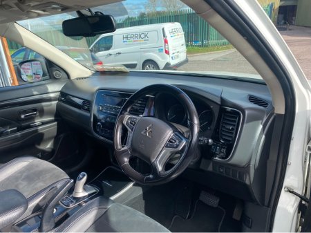 2016 Mitsubishi Outlander - thumbnail 13