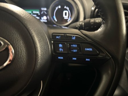 2022 Toyota Yaris Cross LUNA HYBRID AUTOMATIC // REAR CAMERA // AIR CON // SMART ENTRY/SMART START // TOYOTA SAFETY SENSE // FULL WARRANTY €25,945 thumbnail