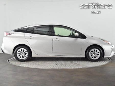 2017 Toyota Prius - thumbnail 2