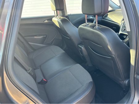 2012 Opel Astra - thumbnail 8