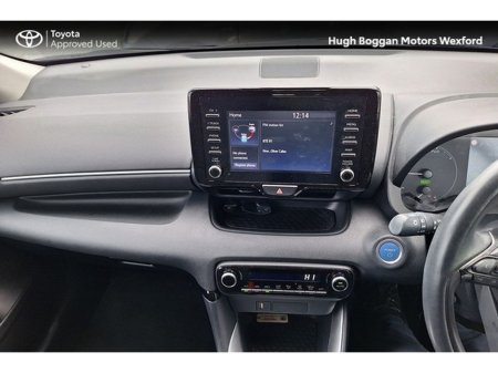 2023 Toyota Yaris HYBRID LUNA, VERY LOW MILEAGE! €23,995 thumbnail