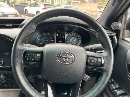 2025 Toyota Hilux FRESH SELECTION OF TRADE-INS HILUX 2.8 INVINCIBLE €61,000 thumbnail