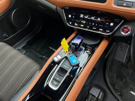 2017 Honda Vezel 1.5 HYBRID -HALF LEATHER HEATED SEATS // REVERSE CAMERA/ €17,950 thumbnail