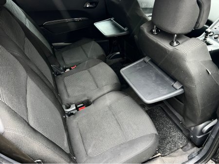 2011 Peugeot 5008 SX 1.6 HDI 112 7S EURO 5 E5 5DR €3,350 thumbnail