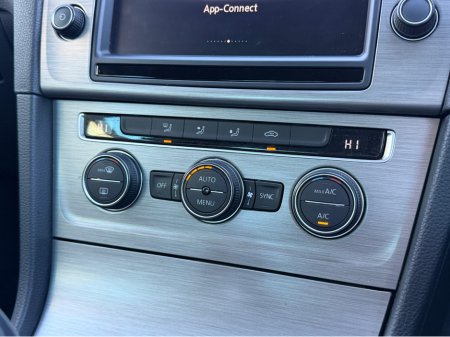 2017 Volkswagen Golf 1.2 TSI COMFORTLINE AUTO €17,450 thumbnail