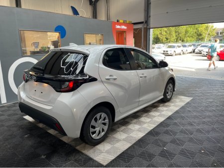 2024 Toyota Yaris YARIS AUTOMATIC 1.0 PETROL / 7k KMs / REVERSE CAMERA & MORE €20,950 thumbnail