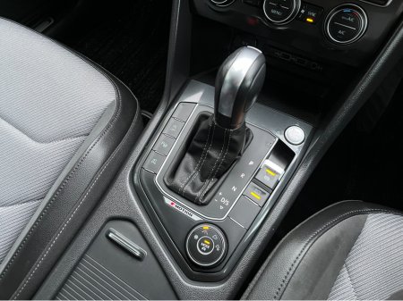 2020 Volkswagen Tiguan R-LINE 4MOTION AUTOMATIC 2.0 DIESEL //LOW MILES//HIGH SPEC//360 PARKING CAMERAS//HALF LEATHER HEATED FRONT AND REAR SEATS//KEYLESS ENTRY// €34,950 thumbnail