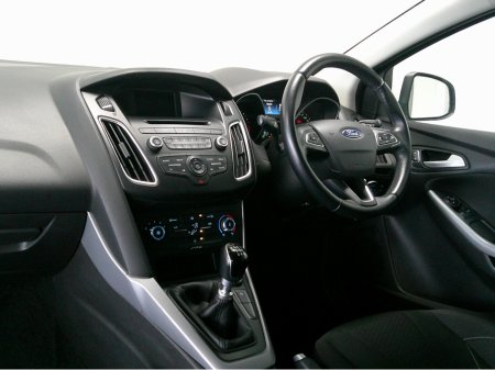 2017 Ford Focus - thumbnail 15