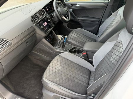 2023 Volkswagen Tiguan 231 D R-LINE 2.0 TDI 6SP FWD 150HP LOW KMS! €41,995 thumbnail