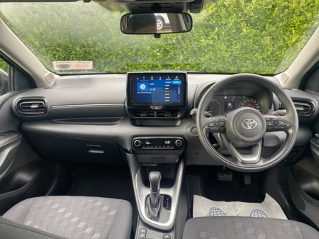 2025 Toyota Yaris - thumbnail 8