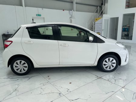 2018 Toyota Yaris - thumbnail 2