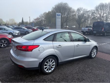 2017 Ford Focus - thumbnail 4