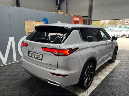 2023 Mitsubishi Outlander - thumbnail 2