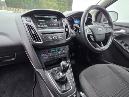 2016 Ford Focus - thumbnail 16