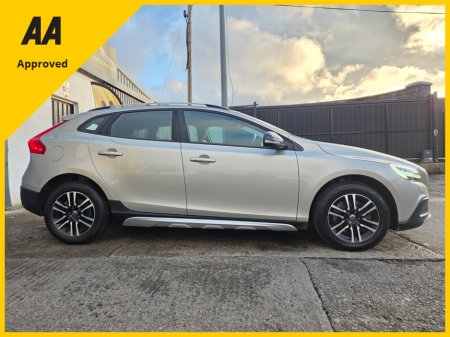 2017 Volvo V40 CROSS * ONLY 49K MILES * D2 2.0 DIESEL * €16,995 thumbnail