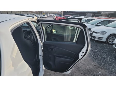 2018 Toyota Vitz - thumbnail 9