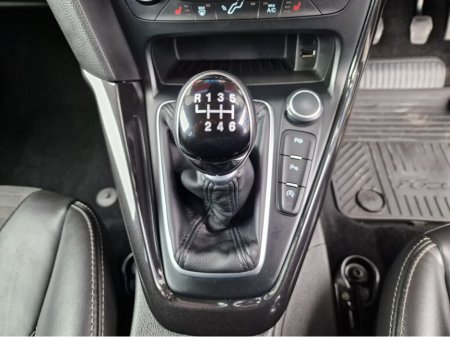 2016 Ford Focus - thumbnail 27