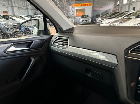 2024 Volkswagen Tiguan - thumbnail 3