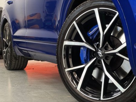 2025 Volkswagen Touareg - thumbnail 2