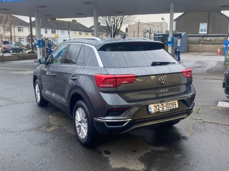2021 Volkswagen T-Roc Design 1.0 TSI M6F 110HP 5DR €22,995 thumbnail
