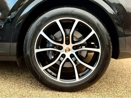 2024 Porsche Cayenne E-HYBRID 5DR AUTO €102,950 thumbnail