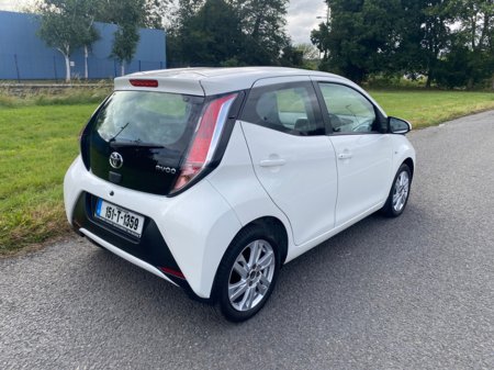 2015 Toyota Aygo 1.0 5DR X-PLAY 4DR €6,950 thumbnail