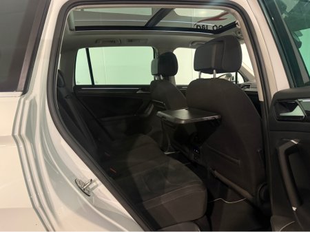 2018 Volkswagen Tiguan R Line 2.0 TDI 150HP 5DR €25,950 thumbnail