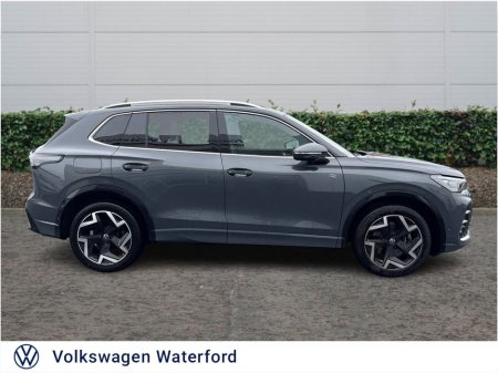 2025 Volkswagen Tiguan - view 4