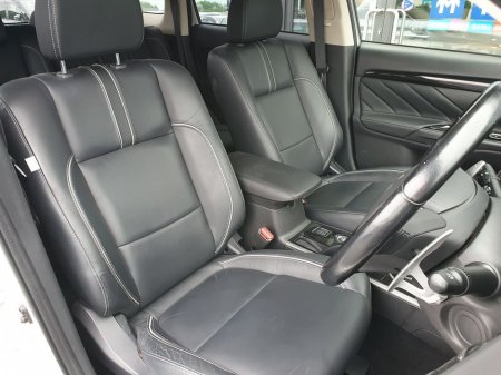 2016 Mitsubishi Outlander - thumbnail 9