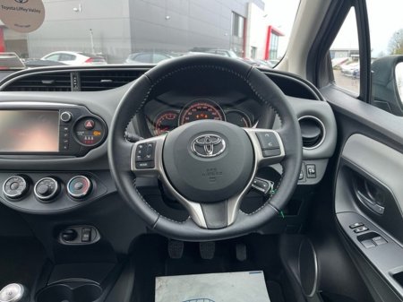 2015 Toyota Yaris - thumbnail 9