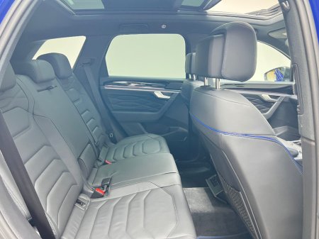 2025 Volkswagen Touareg R V6 3.0 TSI PHEV 462HP €89,990 thumbnail