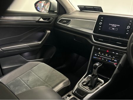 2023 Volkswagen T-Roc STYLE 1.5 TSI D7F 150HP €29,950 thumbnail