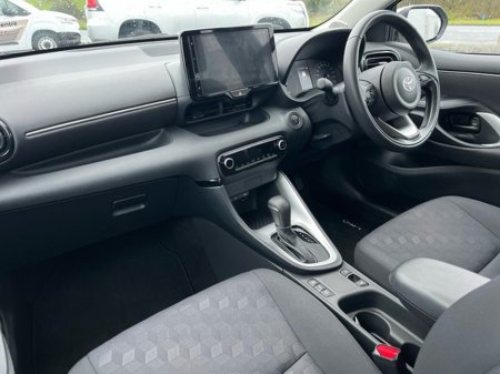 2025 Toyota Yaris - thumbnail 8