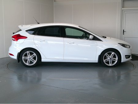 2017 Ford Focus - thumbnail 8