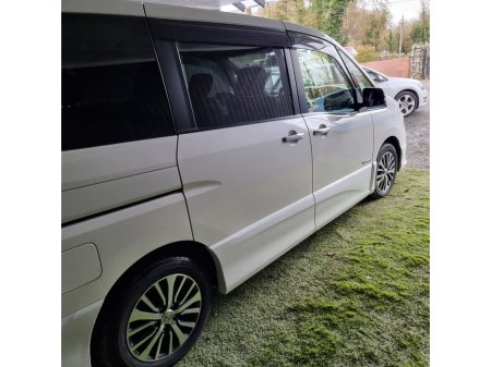 2014 Nissan Serena - thumbnail 5