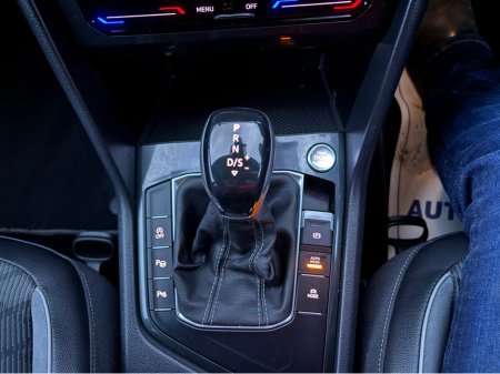 2024 Volkswagen Tiguan R-LINE 2.0 TDI AUTO 150HP BLACK EDITION €49,950 thumbnail