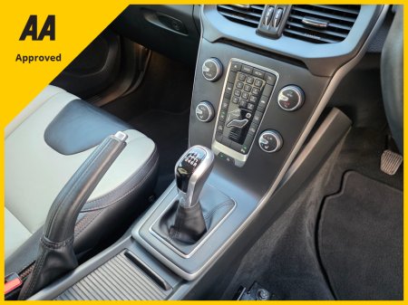 2017 Volvo V40 CROSS * ONLY 49K MILES * D2 2.0 DIESEL * €16,995 thumbnail