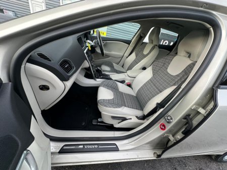 2016 Volvo V40 Cross Country 2.0L Diesel Automatic (9040) €13,495 thumbnail