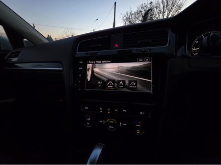 2017 Volkswagen Golf ( 172 REG ) HIGHLINE 1.4 MK7.5 SAT NAV PACK - VIRTUAL CLOCKS -REVERSE CAMERA - NAVIGATION - CARPLAY - ANDROID AUTO- BLIND SPOT REAR TRAFFIC ASSIST - DISCOVER PRO €17,950 thumbnail