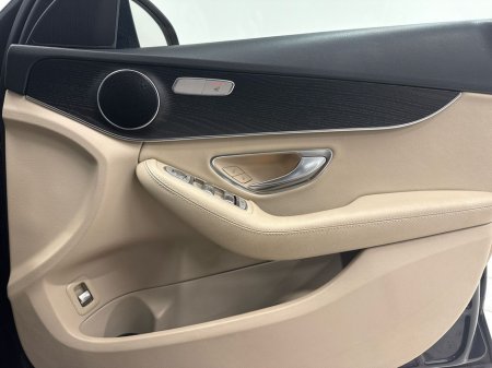 2020 Mercedes-Benz C Class C 200 A/T AMG Exterior Saloon €32,950 thumbnail