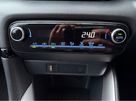 2023 Toyota Yaris 1.5 HYBRID LUNA..rear camera..warranty includedd €16,950 thumbnail