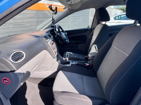 2010 Ford Focus - thumbnail 12