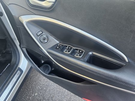 2017 Hyundai Santa Fe - thumbnail 21