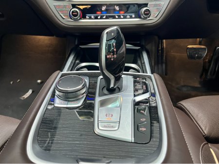2017 BMW 7 Series 2017 BMW 740E IPERFORMANCE M-SPORT 2.0AUTOMATIC / CRUISE CONTROL / 360° PARKING CAMERA / ELECTRIC MEMORY HEATED & MASSAGING SEATS / PADDLE SHIFTERS / PANORAMIC SUNROOF / HEATED REAR SEATS thumbnail