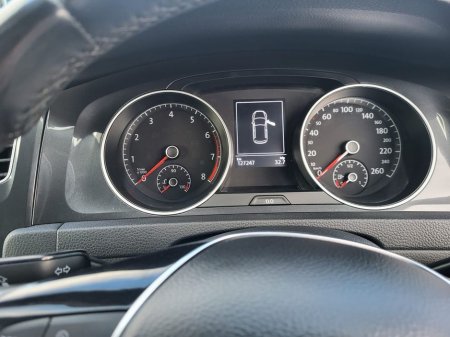 2017 Volkswagen Golf Comfortline 1.0tsi M6F 110HP 5 €15,990 thumbnail