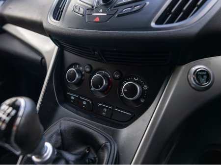 2015 Ford Kuga ZETEC 2.0 TDCI 120PS FWD 4 4DR €11,950 thumbnail