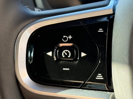 2022 Volvo XC90 PHEV T8 (390hp) R-Design AWD €56,900 thumbnail