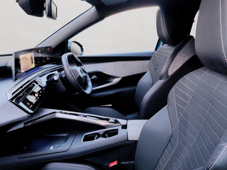 2025 Peugeot 3008 1.2 MHEV PureTech 136bhp eDCS6 Allure €40,950 thumbnail