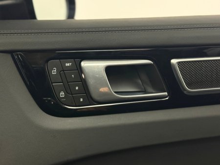 2023 Porsche Cayenne E-hybri E-hybrid 4DR Auto €87,990 thumbnail