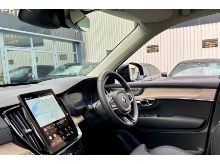 2025 Volvo XC90 MULBERRY RED / PLUS DARK T8 PHEV AWD AUTO PLUS €78,950 thumbnail